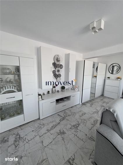 Apartament cu 3 camere semidecomandat în Micro 16