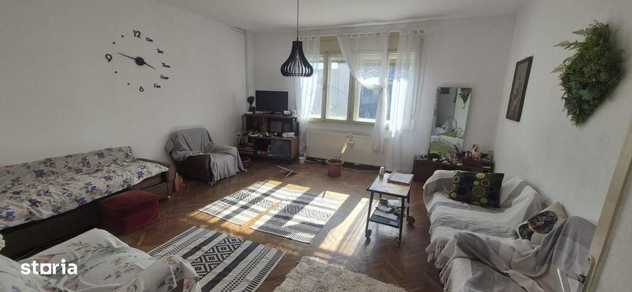 Casă cu 4 camere cu Teren 1000 Mp în Central