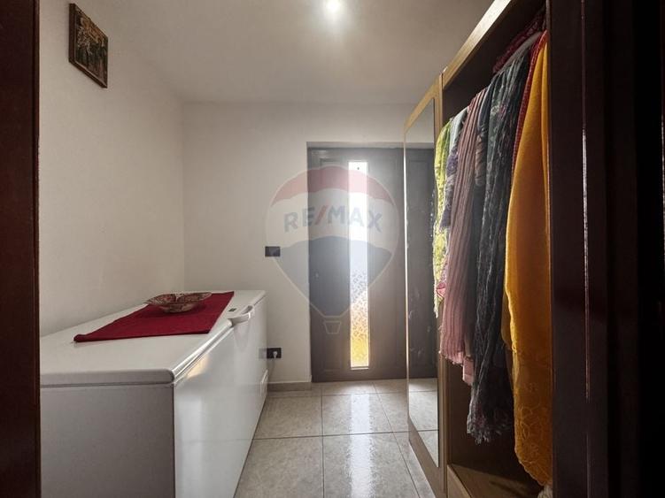 Casă individuală cu 5 camere cu Teren 1600 Mp în Sascut