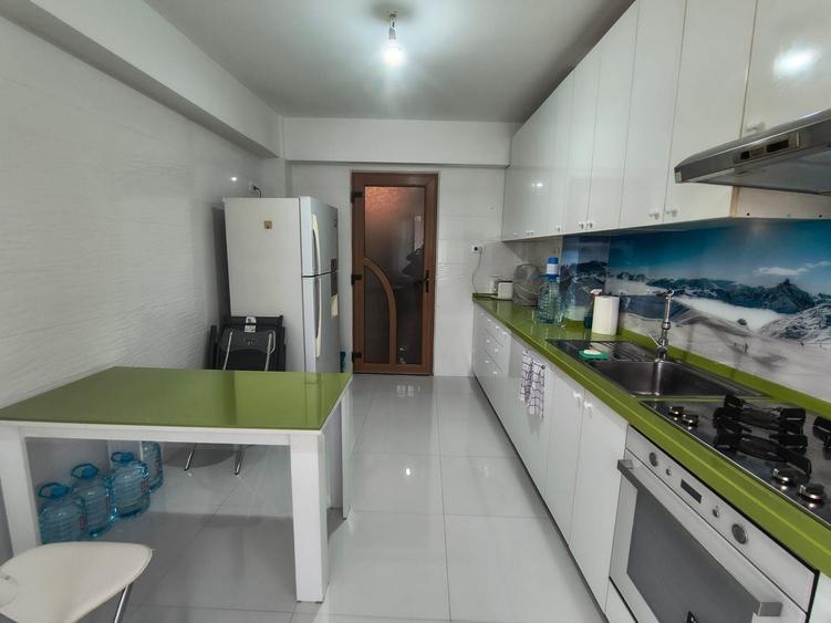 Apartament cu 3 camere decomandat în Delfinariu