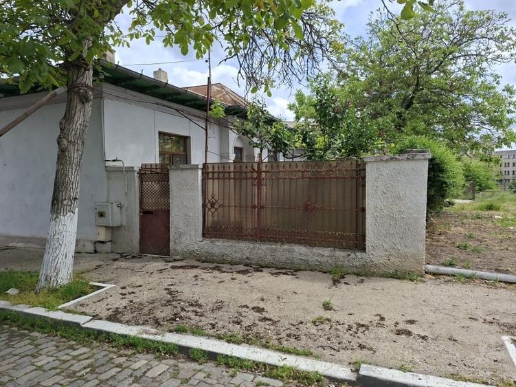Casă individuală cu 3 camere cu Canalizare în Central