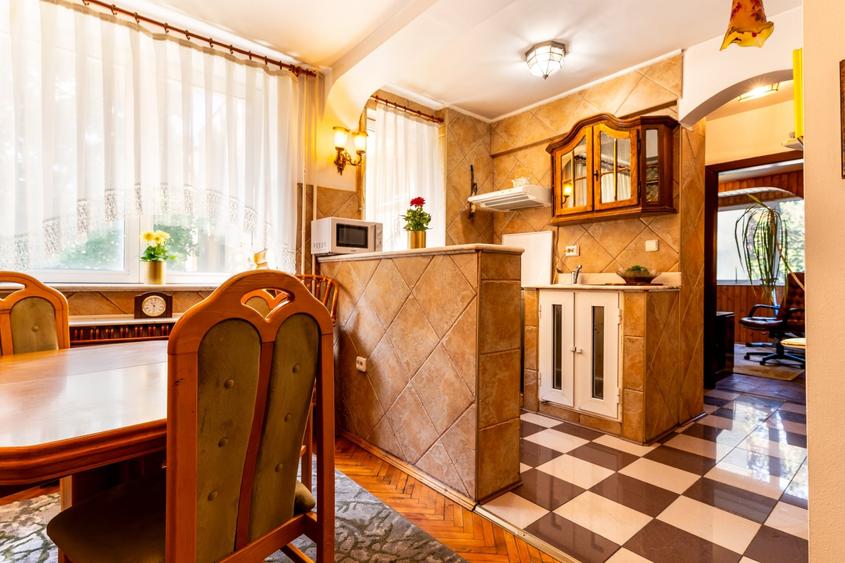 Apartament cu 3 camere semidecomandat, mobilat în Plopilor