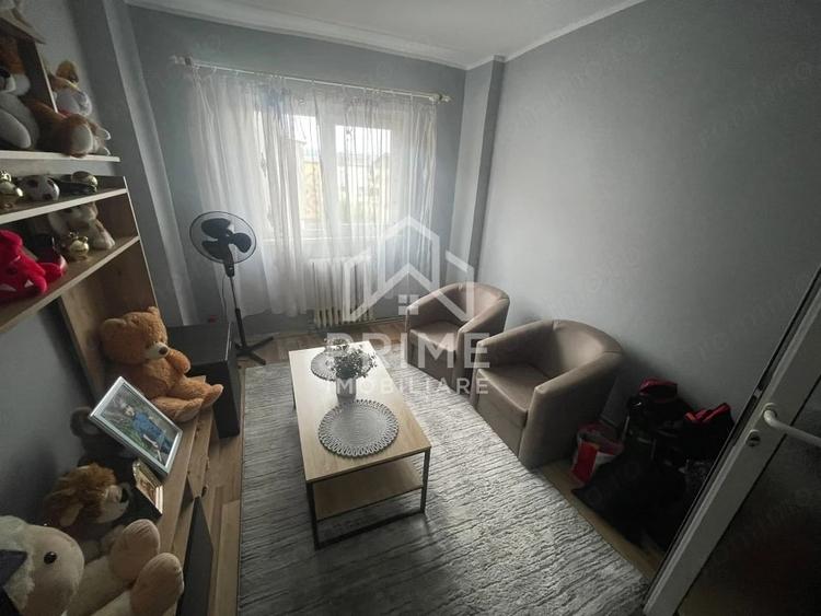 Apartament cu 4 camere decomandat în Cetate
