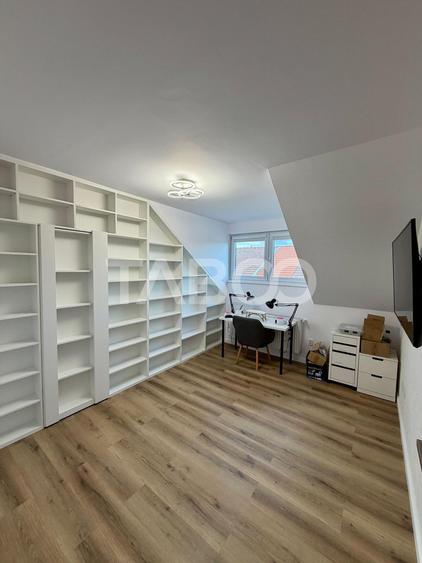 Apartament cu 4 camere decomandat, mobilat în Piața Cluj