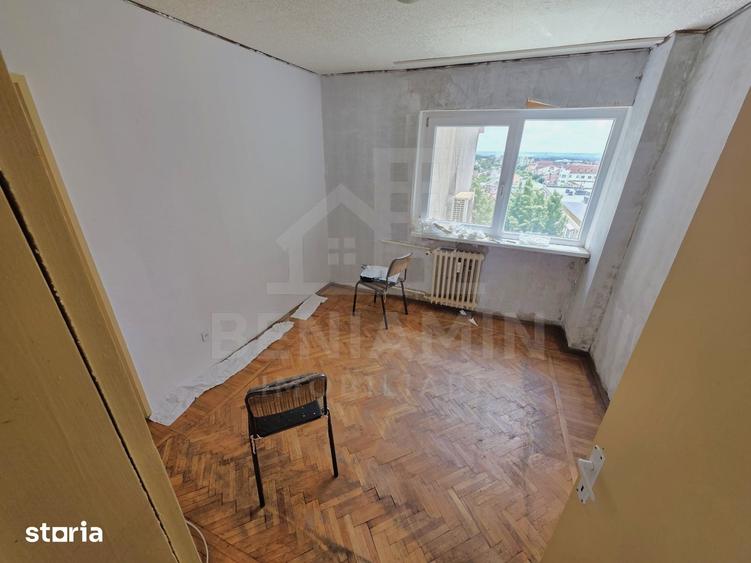 Apartament cu 4 camere semidecomandat în Calea București