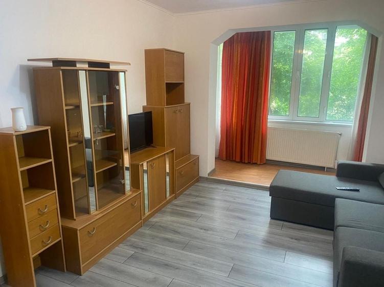 Inchiriez apartament 3 camere - 4