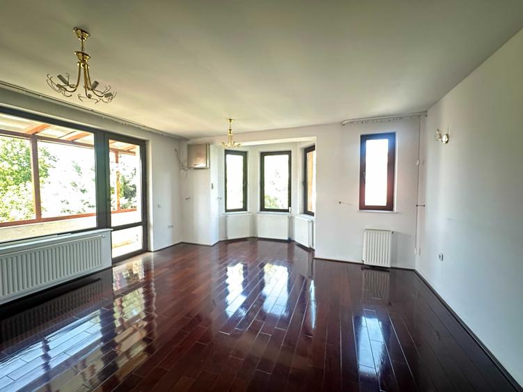 Casă cu 4 camere cu Teren 100 Mp în Central