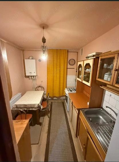 Apartament cu 3 camere decomandat în Petros