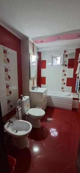 Apartament cu 4 camere decomandat în Central