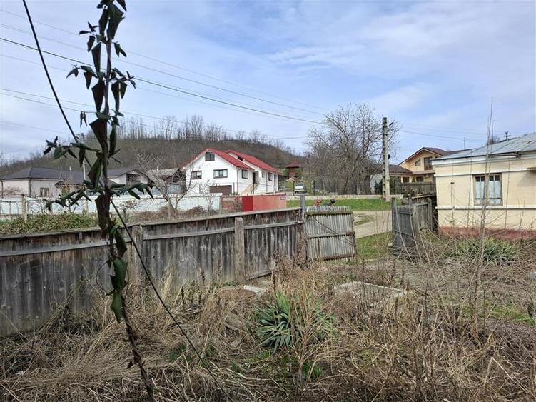 Casă individuală cu 6 camere cu Teren 2080 Mp în Sud