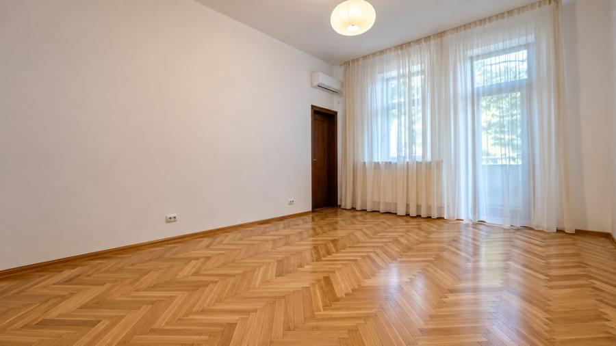 Apartament cu 4 camere decomandat în Polonă