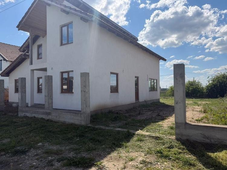 Casă cu 4 camere cu Teren 500 Mp în Mândruloc