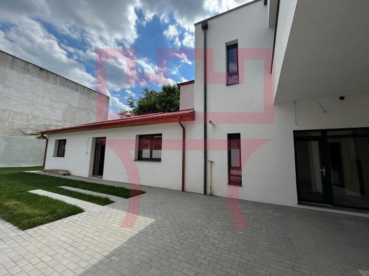 Casă individuală cu 6 camere cu Canalizare în Central