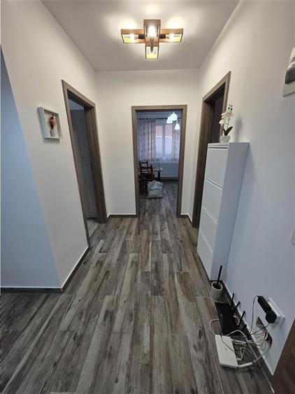 Apartament cu 2 camere decomandat, mobilat în Tractorul