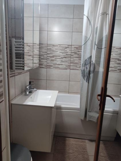 Apartament cu 3 camere semidecomandat în Sârbi