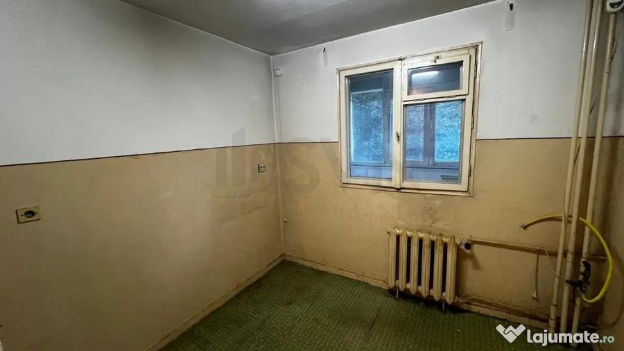 Apartament cu 3 camere decomandat în Costin Georgian