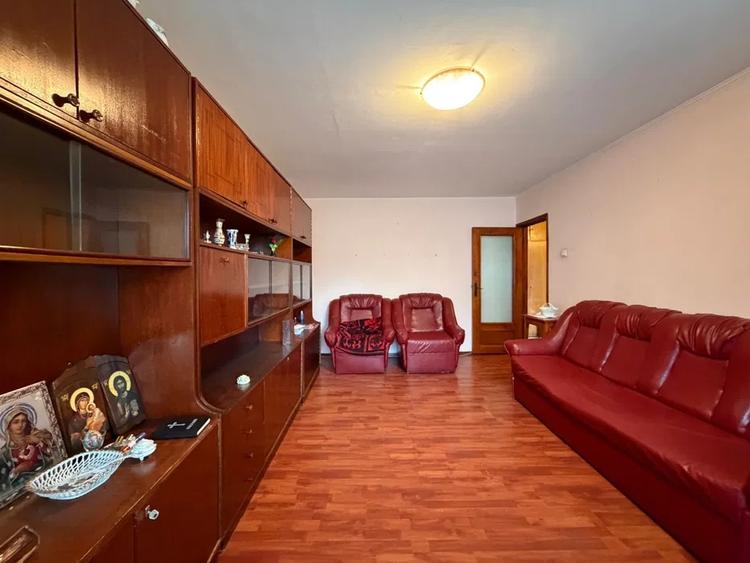 Apartament cu 2 camere decomandat în Nicolina