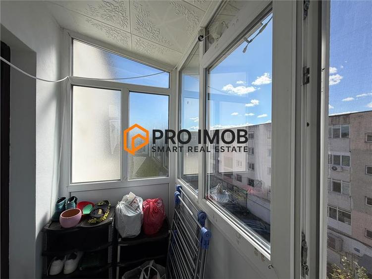 Apartament cu 3 camere semidecomandat, mobilat în Micro 3