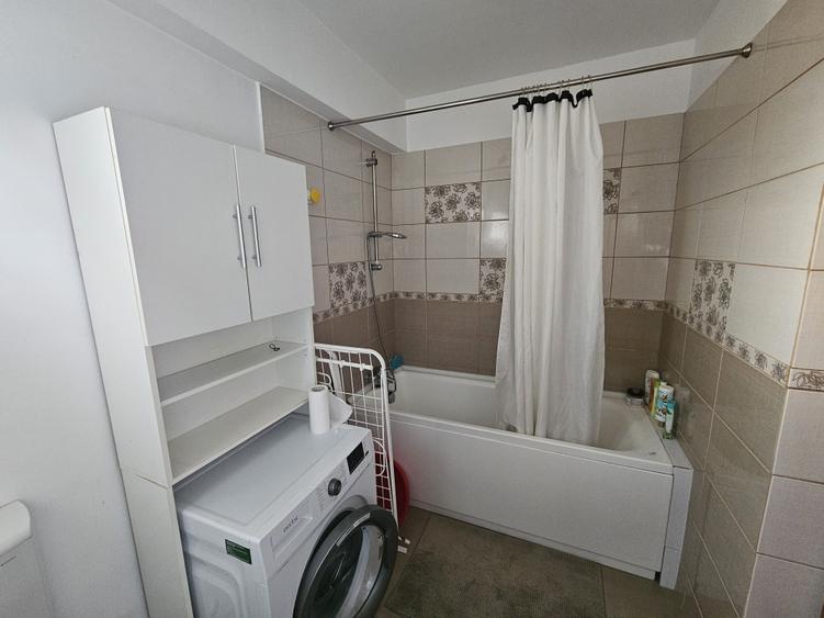 Apartament cu 3 camere semidecomandat în Barbu Văcărescu