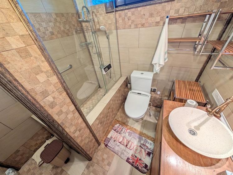 Casă individuală cu 7 camere cu Canalizare în Balotești