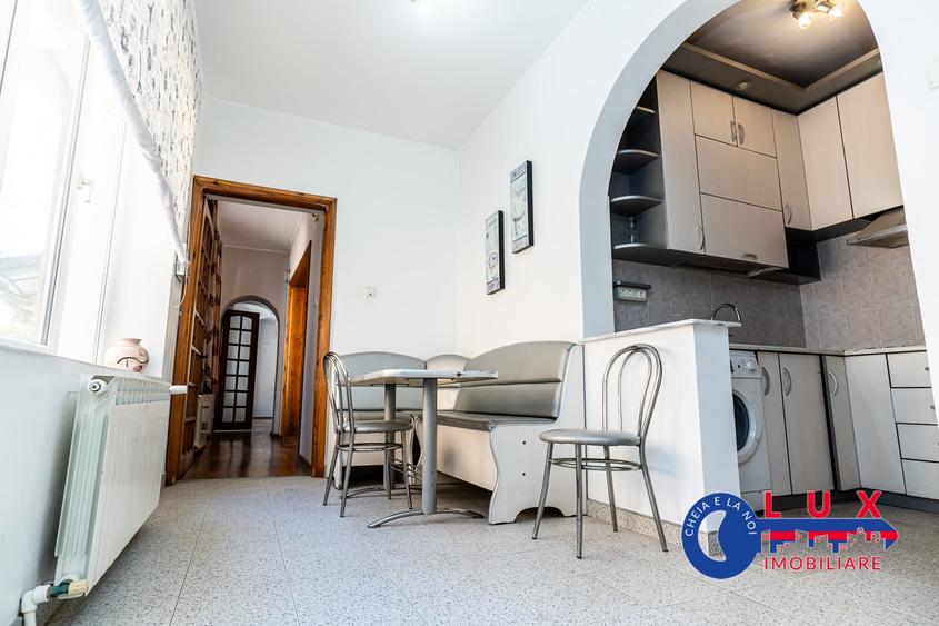 Casă individuală cu 8 camere cu Canalizare în Ultracentral
