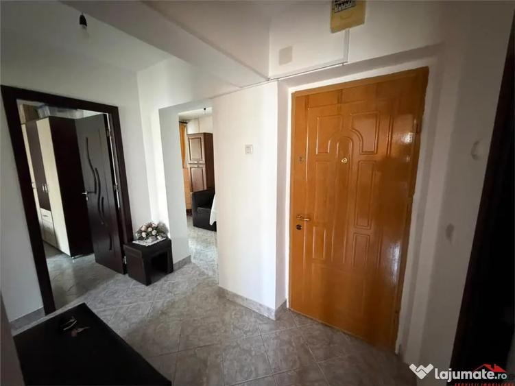 Apartament cu 3 camere decomandat în Sud