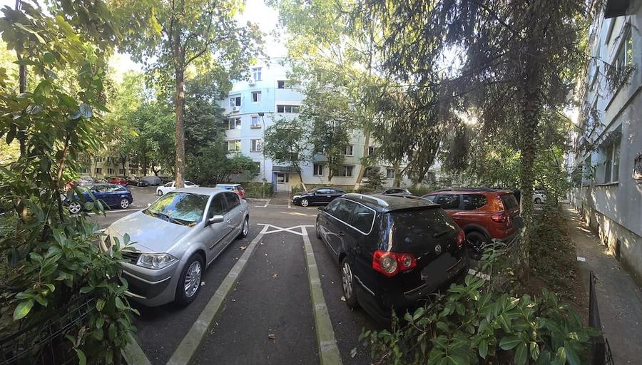 Apartament cu 3 camere semidecomandat în Central