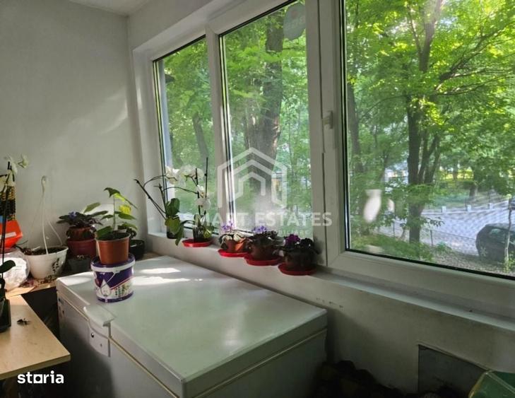 Apartament cu 3 camere semidecomandat în Berceni