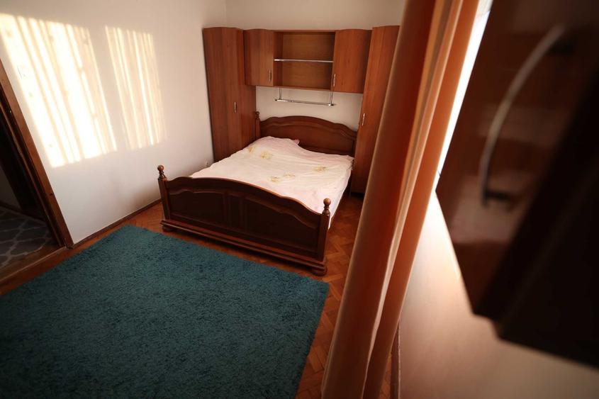 Apartament cu 2 camere nedecomandat în Podu Roș