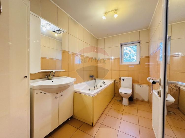 Casă individuală cu 7 camere cu Teren 607 Mp în Nord-Est
