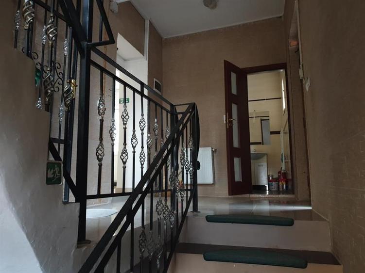 Casă individuală cu 8 camere cu Teren 400 Mp în Scriitorilor