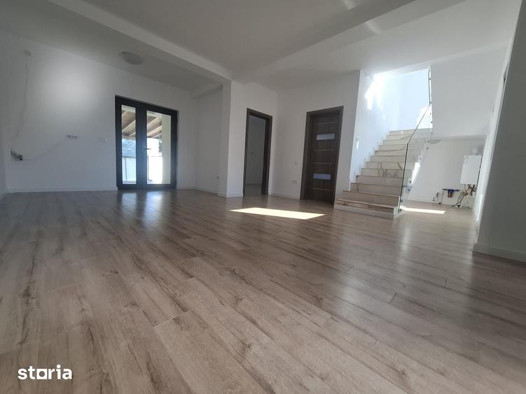 Casă cu 5 camere cu Teren 330 Mp în Tunari