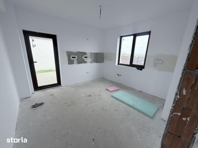 Casă cu 5 camere cu Teren 492 Mp în Glina