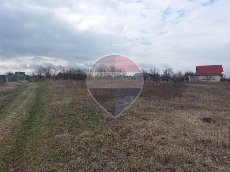 Teren agricol intravilan de 1500 mp, în Rediu