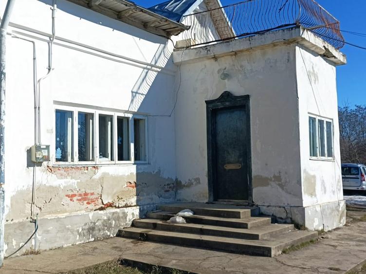 Casă cu 5 camere cu Teren 5950 Mp în Nord