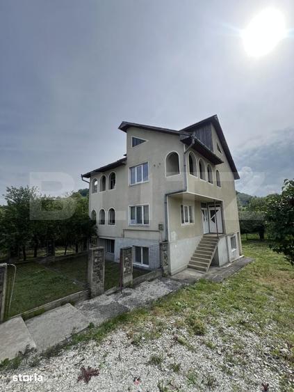 Casă cu 10 camere cu Teren 1300 Mp în Central
