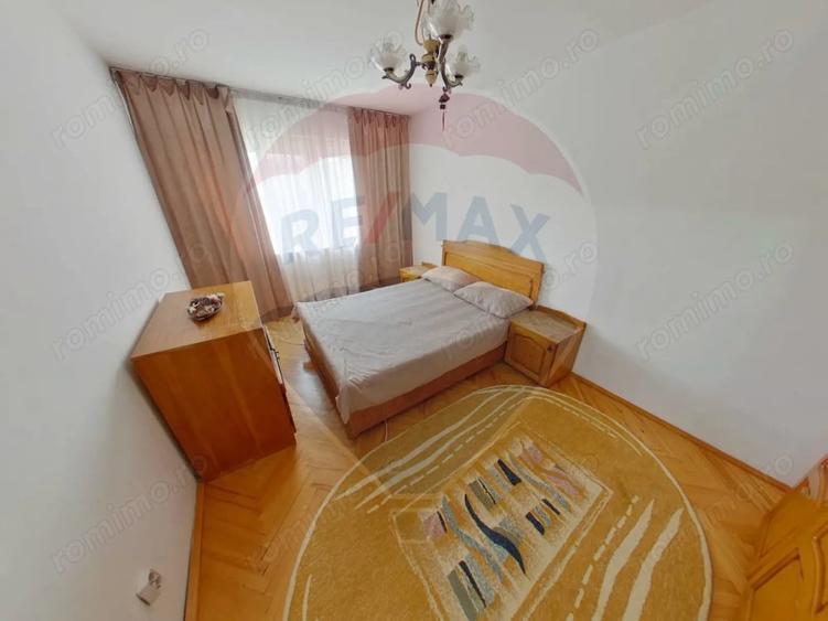 Apartament cu 4 camere decomandat în Central