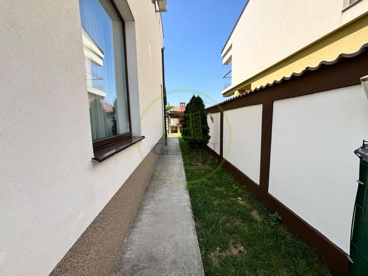 Duplex cu 4 camere cu Canalizare în Sud-Est