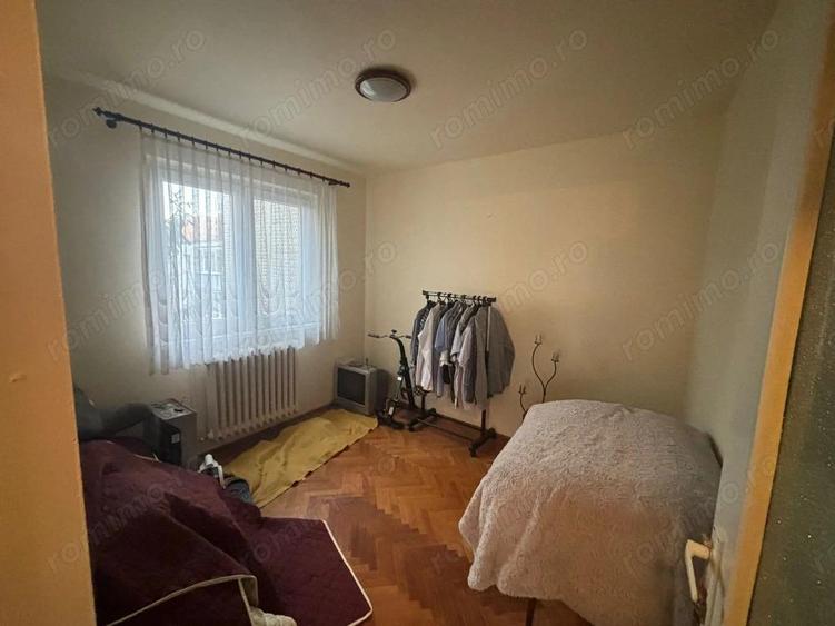 Apartament cu 3 camere semidecomandat în Dâmbu Pietros