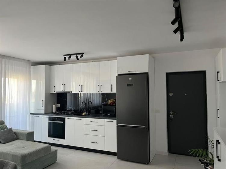 Apartament cu 2 camere, mobilat în Est