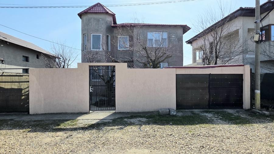 Casă individuală cu 6 camere cu Garaj în Km 5