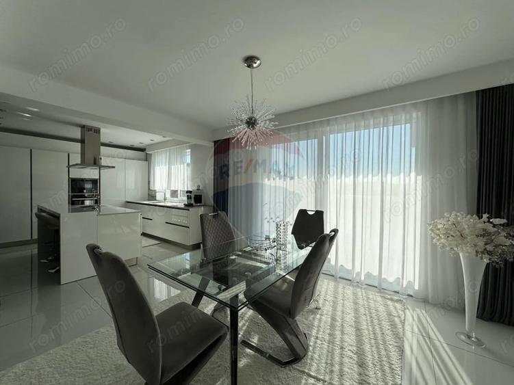Apartament cu 4 camere decomandat în Central