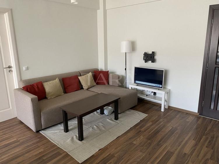 Apartament cu 3 camere semidecomandat, mobilat în Florești