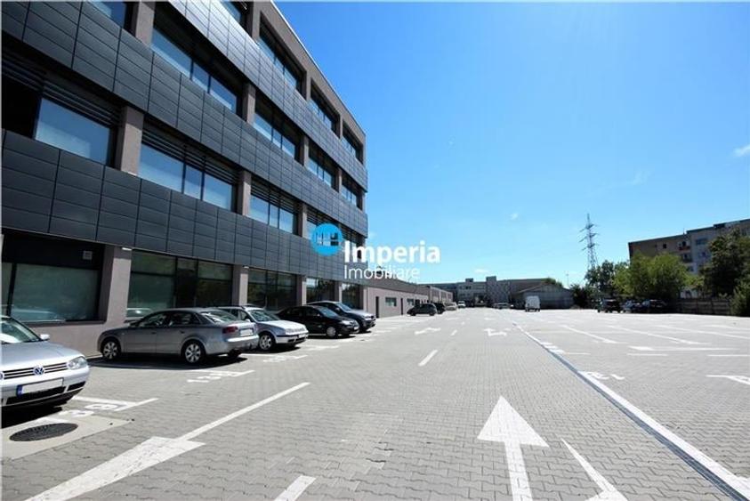 Spațiu comercial, de 1,200 mp, în Baza 3
