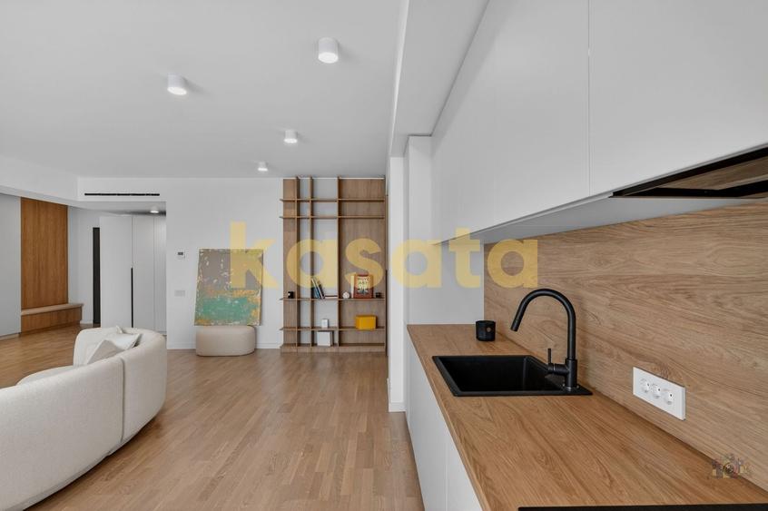 Apartament cu 4 camere semidecomandat, mobilat în Central