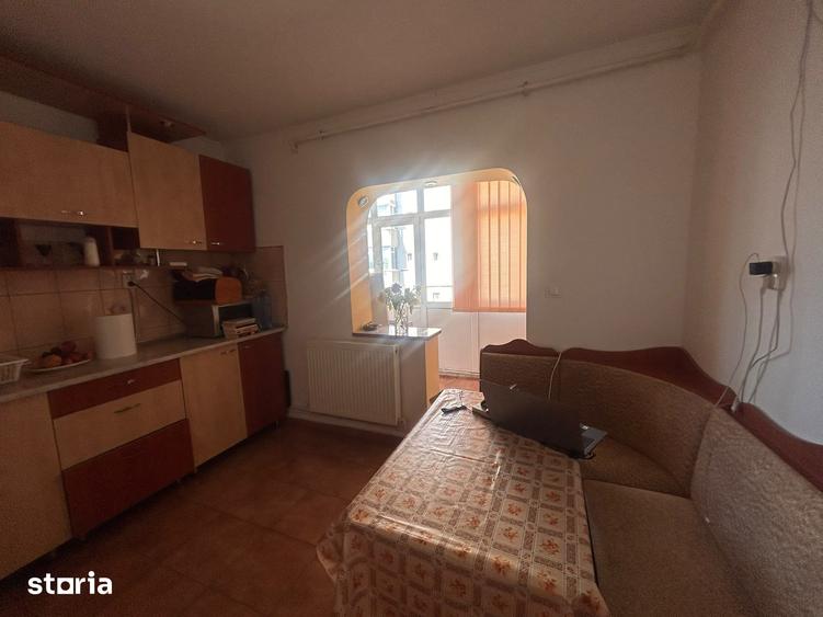 Apartament cu 3 camere decomandat în Exterior Vest