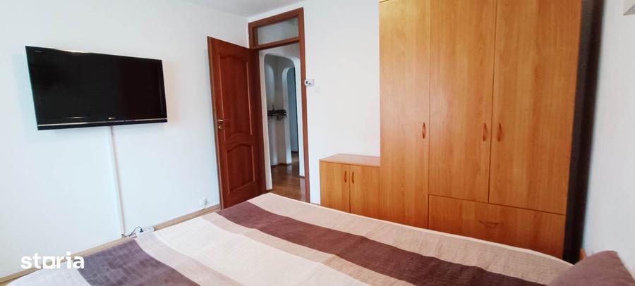 Apartament cu 4 camere decomandat în Tractorul