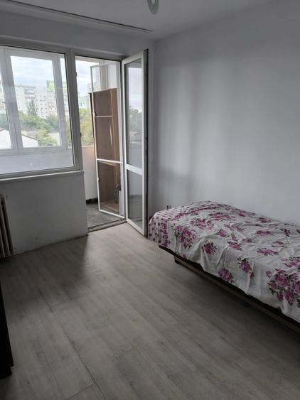 Apartament cu 3 camere semidecomandat, mobilat în Grivița