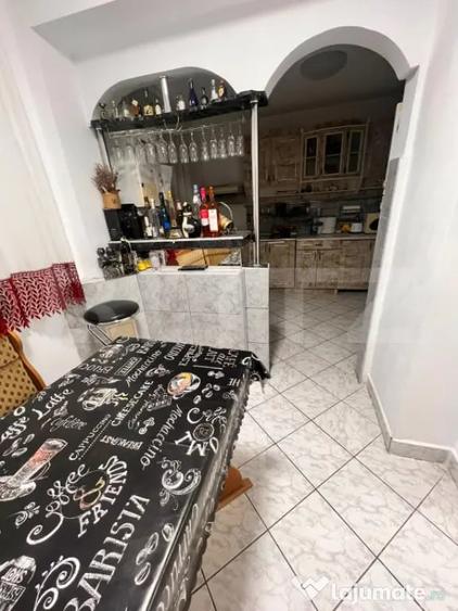 Apartament cu 4 camere semidecomandat, mobilat în Central