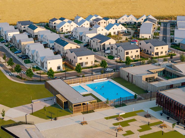 Duplex cu 4 camere cu Piscina în Poșta